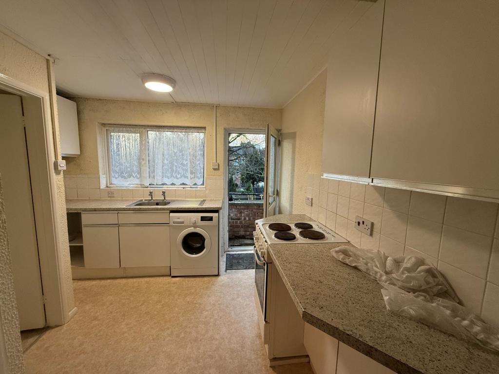 Lot: 96 - FREEHOLD BLOCK OF TWO FLATS - First floor kitchen